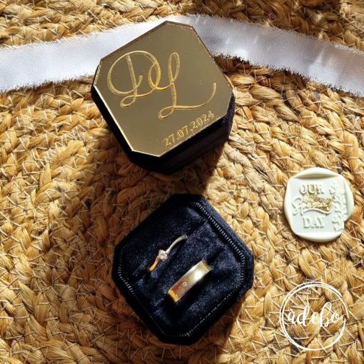 Cutiuta neagra din catifea pentru verighete